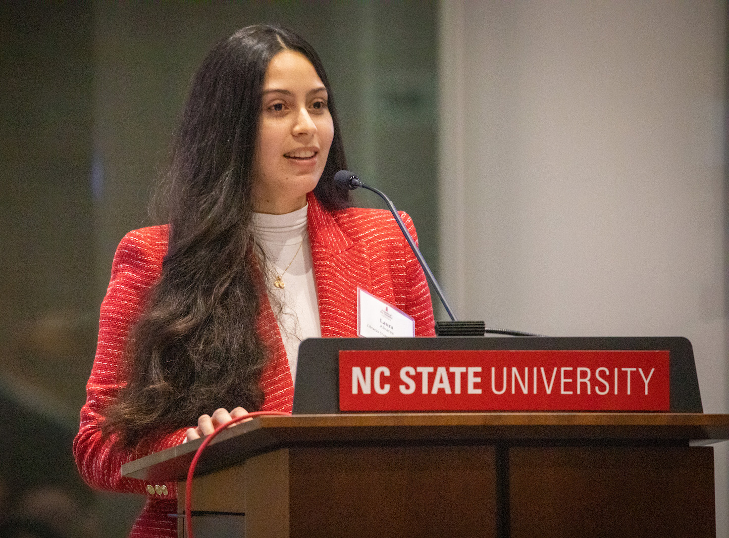 Laura Alvarez, a student assistant at the Design Library and a Libraries Student Scholarship awardee, speaks at the Donors & Scholars reception.