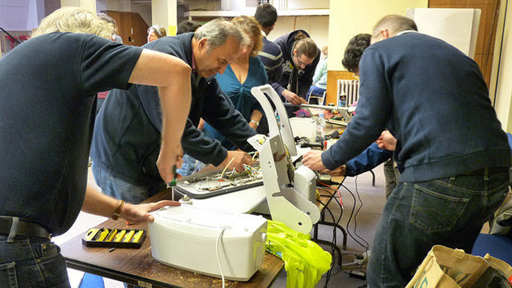 Old technology being fixed in the Repair Cafe.