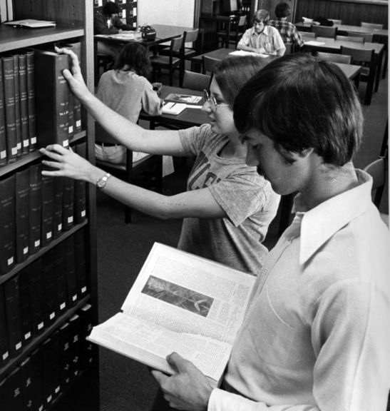 Pulp and paper students in Natural Resources Library, 1977