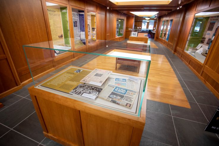 an image of a freestanding exhibit case